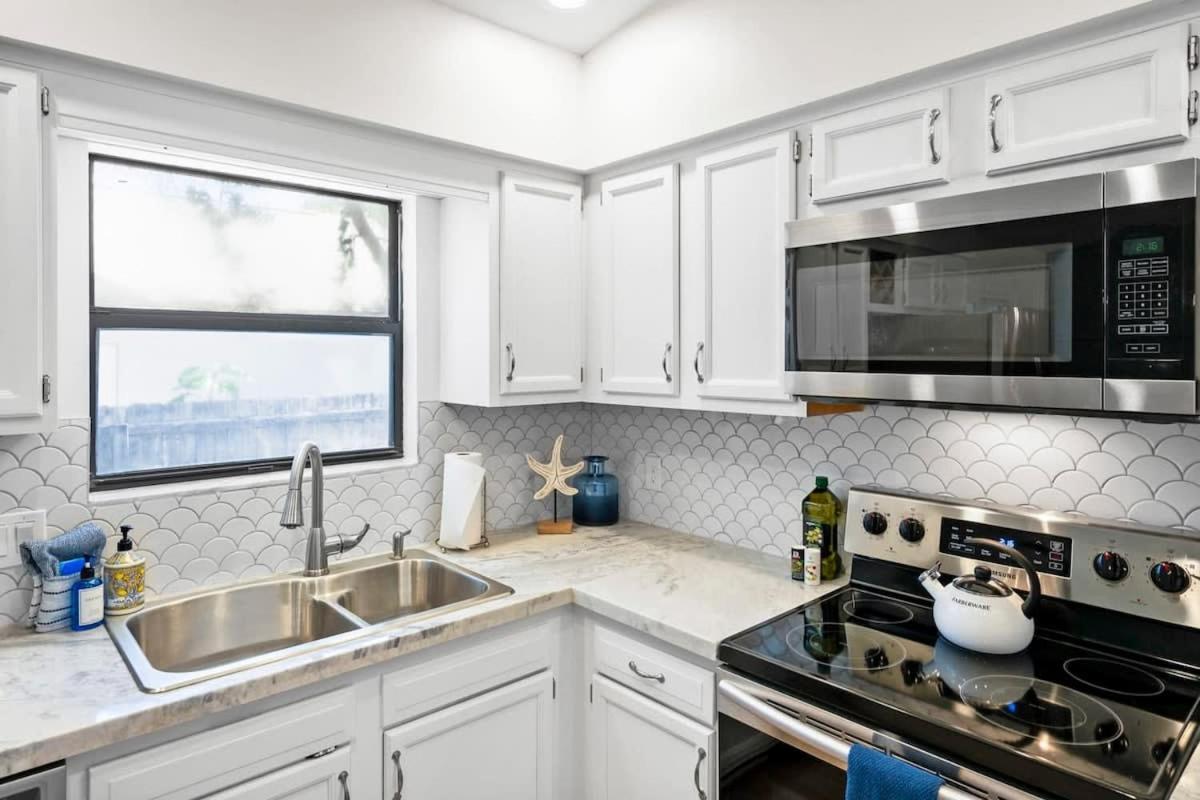 The St Augusdream Renovated Beach House Sleeps 8 Walk To Beach Saint Augustine Eksteriør billede
